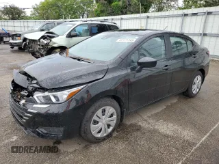 2024 Nissan Versa S z VIN 3N1CN8DV6RL904036, wystawiony jako Copart lot #57171745 z przebiegiem 8 118 mil mil oraz Szkoda całkowita • Salvage title. Historia ofert i sprzedaży dostępna na DreamBid. Obrazek 1.
