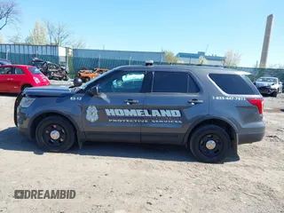 2016 Ford Utility Police Interceptor with VIN 1FM5K8AR2GGA62704, listed as a IAAI auction lot 42005557 with 123,661 mi miles. Bid and sale history available at carsss.com. Image 14.