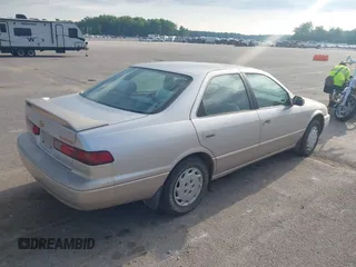 1998 Toyota Camry LE z VIN 4T1BG22K0WU232402, wystawiony jako IAAI lot #42274322 z przebiegiem 222 286 mil mil oraz . Historia ofert i sprzedaży dostępna na DreamBid. Obrazek 4.