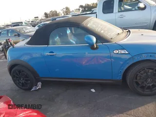 2013 MINI Roadster S z VIN WMWSY3C55DT594628, wystawiony jako IAAI lot #41316950 z przebiegiem 77 399 mil mil oraz . Historia ofert i sprzedaży dostępna na DreamBid. Obrazek 13.