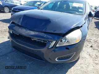 2013 Volvo S60 T5 Premier z VIN YV1612FS5D1202290, wystawiony jako IAAI lot #42042523 z przebiegiem 165 700 mil mil oraz . Historia ofert i sprzedaży dostępna na DreamBid. Obrazek 6.