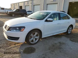 2014 Volkswagen Passat Wolfsburg Edition z VIN 1VWAT7A30EC034052, wystawiony jako Copart lot #52451555 z przebiegiem 153 918 mil mil oraz Czysty tytuł • Clean title. Historia ofert i sprzedaży dostępna na DreamBid. Obrazek 1.