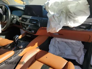 2021 BMW M5 z VIN WBS83CH00MCF66384, wystawiony jako Copart lot #55324995 z przebiegiem Nie podano mil oraz Szkody całkowita. Historia ofert i sprzedaży dostępna na DreamBid. Obrazek 8.