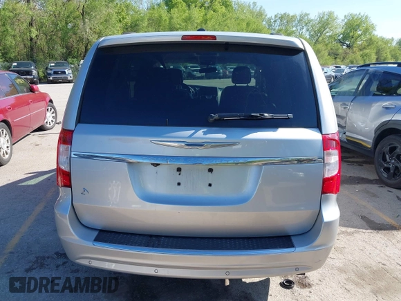 2011 Chrysler Town & Country Touring L z VIN 2A4RR8DG8BR712567, wystawiony jako IAAI lot #42078288 z przebiegiem 144 409 mil mil oraz . Historia ofert i sprzedaży dostępna na DreamBid. Obrazek 16.
