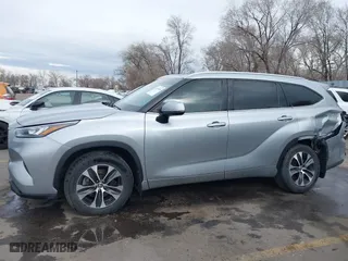 2020 Toyota Highlander XLE with VIN 5TDGZRBH1LS502142, listed as a IAAI auction lot 41819000 with 107,619 mi miles. Bid and sale history available at carsss.com. Image 15.