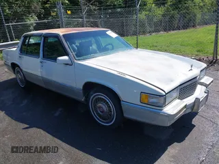 1989 Cadillac DeVille z VIN 1G6CD5159K4342392, wystawiony jako IAAI lot #42451638 z przebiegiem 162 687 mil mil oraz . Historia ofert i sprzedaży dostępna na DreamBid. Obrazek 1.