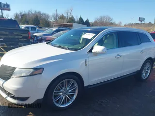 2014 Lincoln MKT EcoBoost z VIN 2LMHJ5AT9EBL52165, wystawiony jako IAAI lot #41246424 z przebiegiem 154 332 mil mil oraz . Historia ofert i sprzedaży dostępna na DreamBid. Obrazek 15.