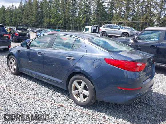 2015 Kia Optima LX z VIN KNAGM4A74F5590332, wystawiony jako IAAI lot #42304364 z przebiegiem 131 720 mil mil oraz . Historia ofert i sprzedaży dostępna na DreamBid. Obrazek 3.