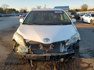 2015 Toyota Sienna LE AAS z VIN 5TDKK3DC4FS542670, wystawiony jako Copart lot #85658924 z przebiegiem 89 845 mil mil oraz Szkoda całkowita • Salvage title. Historia ofert i sprzedaży dostępna na DreamBid. Obrazek 5.