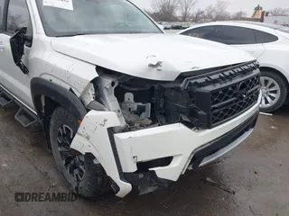 2022 Nissan Frontier SV z VIN 1N6ED1EJ2NN646035, wystawiony jako IAAI lot #41702459 z przebiegiem 93 030 mil mil oraz . Historia ofert i sprzedaży dostępna na DreamBid. Obrazek 6.