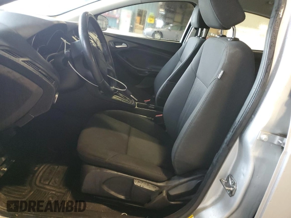2016 Ford Focus SE z VIN 1FADP3F26GL247898, wystawiony jako Copart lot #57411665 z przebiegiem 134 708 mil mil oraz Czysty tytuł • Clean title. Historia ofert i sprzedaży dostępna na DreamBid. Obrazek 7.