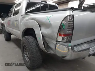 2013 Toyota Tacoma z VIN 3TMLU4EN0DM123507, wystawiony jako IAAI lot #42691592 z przebiegiem 100 894 mil mil oraz . Historia ofert i sprzedaży dostępna na DreamBid. Obrazek 6.