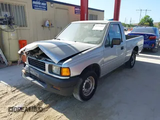 1990 Isuzu Pickup S z VIN JAACL11L6L7206171, wystawiony jako IAAI lot #42214364 z przebiegiem 75 057 mil mil oraz . Historia ofert i sprzedaży dostępna na DreamBid. Obrazek 2.