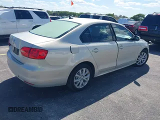 2011 Volkswagen Jetta SE with VIN 3VWDX7AJ4BM330363, listed as a IAAI auction lot 41841068 with 154,676 mi miles and . Bid and sale history available at DreamBid. Image 4.