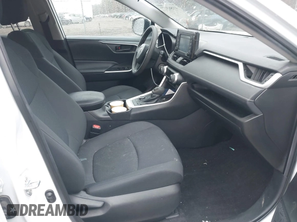 2021 Toyota RAV4 Hybrid LE z VIN 2T3MWRFV6MW118143, wystawiony jako IAAI lot #41863177 z przebiegiem 43 527 mil mil oraz . Historia ofert i sprzedaży dostępna na DreamBid. Obrazek 5.
