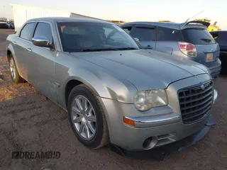 2006 Chrysler 300 C z VIN 2C3KA63H76H409115, wystawiony jako IAAI lot #42276229 z przebiegiem 153 248 mil mil oraz . Historia ofert i sprzedaży dostępna na DreamBid. Obrazek 1.