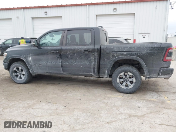 2019 Ram 1500 Rebel z VIN 1C6SRFLT6KN599362, wystawiony jako IAAI lot #41560018 z przebiegiem Nie podano mil oraz . Historia ofert i sprzedaży dostępna na DreamBid. Obrazek 14.