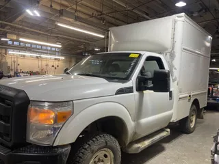 2015 Ford F-250 XL z VIN 1FDBF2B69FED21577, wystawiony jako IAAI lot #42501116 z przebiegiem 478 051 mil mil oraz . Historia ofert i sprzedaży dostępna na DreamBid. Obrazek 1.