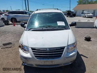 2005 Chrysler Town & Country Limited with VIN 2C8GP64L65R177827, listed as a IAAI auction lot 41860363 with 204,557 mi miles. Bid and sale history available at carsss.com. Image 12.