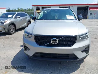 2024 Volvo XC40 Plus Dark Theme с VIN YV4L12ULXR2293107, выставлен на аукционе IAAI как лот 42283292 с пробегом 10 917 миль миль и . История ставок и продаж доступна на DreamBid. Изображение 12.