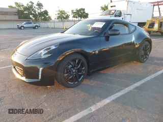 2015 Nissan 370Z Sport z VIN JN1AZ4EH5FM442339, wystawiony jako IAAI lot #42304030 z przebiegiem 73 272 mil mil oraz . Historia ofert i sprzedaży dostępna na DreamBid. Obrazek 2.