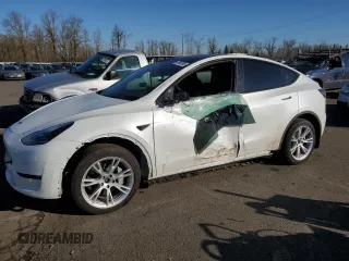 2024 Tesla Model Y Long Range z VIN 7SAYGDEE0RF044320, wystawiony jako Copart lot #87863895 z przebiegiem 9 289 mil mil oraz Szkoda całkowita • Salvage title. Historia ofert i sprzedaży dostępna na DreamBid. Obrazek 1.