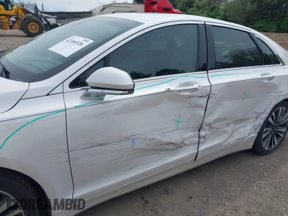 2019 Lincoln MKZ Hybrid Reserve II z VIN 3LN6L5MUXKR632126, wystawiony jako IAAI lot #42186526 z przebiegiem 130 364 mil mil oraz . Historia ofert i sprzedaży dostępna na DreamBid. Obrazek 6.