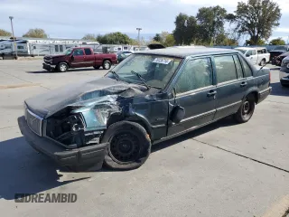 1994 Volvo 900 z VIN YV1JS8615R1180199, wystawiony jako Copart lot #76126714 z przebiegiem 131 713 mil mil oraz Szkody całkowita. Historia ofert i sprzedaży dostępna na DreamBid. Obrazek 1.