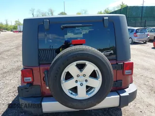 2010 Jeep Wrangler Sahara z VIN 1J4GA5D16AL227053, wystawiony jako IAAI lot #42219421 z przebiegiem 67 174 mil mil oraz . Historia ofert i sprzedaży dostępna na DreamBid. Obrazek 16.