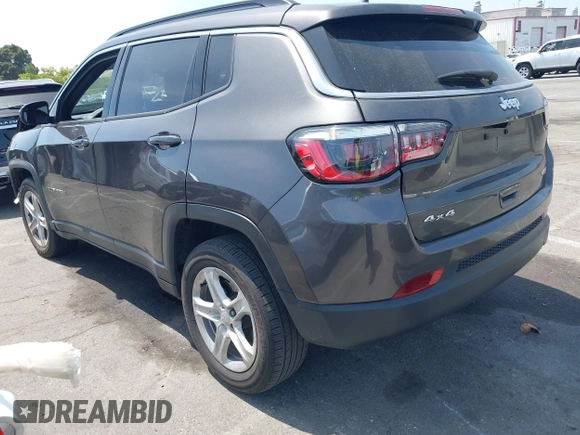 2023 Jeep Compass Latitude z VIN 3C4NJDBN7PT533642, wystawiony jako IAAI lot #42473847 z przebiegiem 34 589 mil mil oraz . Historia ofert i sprzedaży dostępna na DreamBid. Obrazek 3.