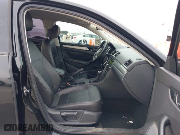 2014 Volkswagen Passat Wolfsburg Edition z VIN 1VWAT7A30EC028218, wystawiony jako IAAI lot #41711943 z przebiegiem 131 041 mil mil oraz . Historia ofert i sprzedaży dostępna na DreamBid. Obrazek 5.