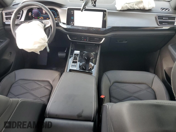 2025 Volkswagen Atlas SE with VIN 1V2WE2CA1SC220405, listed as a Copart auction lot 61621145 with 4,206 mi miles and Salvage title. Bid and sale history available at DreamBid. Image 8.