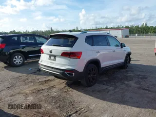 2022 Volkswagen Taos SE z VIN 3VVTX7B2XNM025588, wystawiony jako IAAI lot #39670650 z przebiegiem 45 817 mil mil oraz . Historia ofert i sprzedaży dostępna na DreamBid. Obrazek 4.