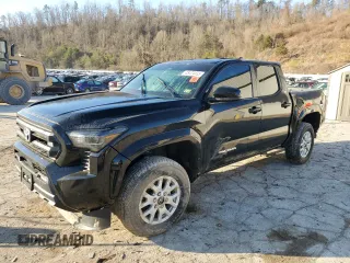 2024 Toyota Tacoma SR5 z VIN 3TMLB5JN5RM022276, wystawiony jako Copart lot #48474435 z przebiegiem Nie podano mil oraz Szkoda całkowita • Salvage title. Historia ofert i sprzedaży dostępna na DreamBid. Obrazek 1.