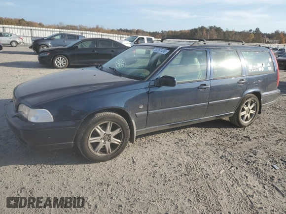 2000 Volvo V70 with VIN YV1LW61J5Y2708762, listed as a Copart auction lot 78267424 with 207,230 mi miles and Salvage Title. Bid and sale history available at carsss.com. Image 1.
