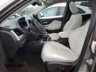 2017 Jeep Cherokee Overland z VIN 1C4PJMJS7HW525455, wystawiony jako Copart lot #84473674 z przebiegiem 83 498 mil mil oraz Szkoda całkowita • Salvage title. Historia ofert i sprzedaży dostępna na DreamBid. Obrazek 7.