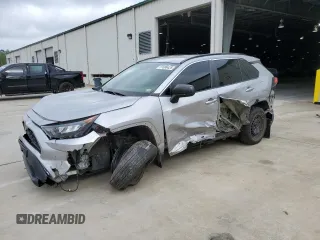 2021 Toyota RAV4 LE z VIN 2T3H1RFV7MC093383, wystawiony jako Copart lot #51698425 z przebiegiem 67 389 mil mil oraz Szkoda całkowita • Salvage title. Historia ofert i sprzedaży dostępna na DreamBid. Obrazek 1.