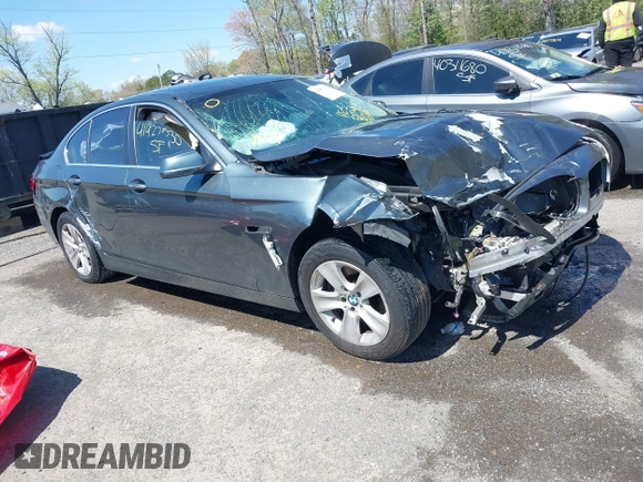 2013 BMW 5 Series 528i xDrive z VIN WBAXH5C56DDW13425, wystawiony jako IAAI lot #41927530 z przebiegiem 120 847 mil mil oraz . Historia ofert i sprzedaży dostępna na DreamBid. Obrazek 1.