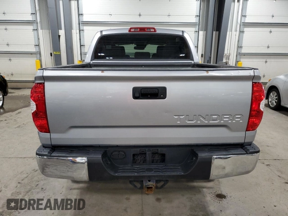 2018 Toyota Tundra SR5 z VIN 5TFDW5F1XJX768641, wystawiony jako Copart lot #53269535 z przebiegiem 55 862 mil mil oraz Szkoda całkowita • Salvage title. Historia ofert i sprzedaży dostępna na DreamBid. Obrazek 6.