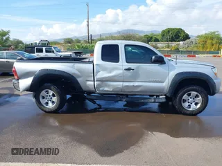 2005 Toyota Tacoma z VIN 5TEUU42N45Z035010, wystawiony jako IAAI lot #41916068 z przebiegiem 225 642 mil mil oraz . Historia ofert i sprzedaży dostępna na DreamBid. Obrazek 14.