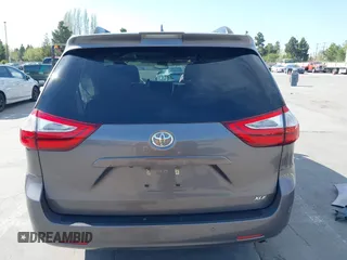 2018 Toyota Sienna XLE Auto Access Seat with VIN 5TDYZ3DC7JS934752, listed as a IAAI auction lot 41982268 with 60,225 mi miles. Bid and sale history available at carsss.com. Image 17.