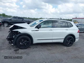 2024 Volkswagen Tiguan SE R-Line Black z VIN 3VVCB7AX1RM037369, wystawiony jako IAAI lot #41911287 z przebiegiem 16 458 mil mil oraz . Historia ofert i sprzedaży dostępna na DreamBid. Obrazek 14.