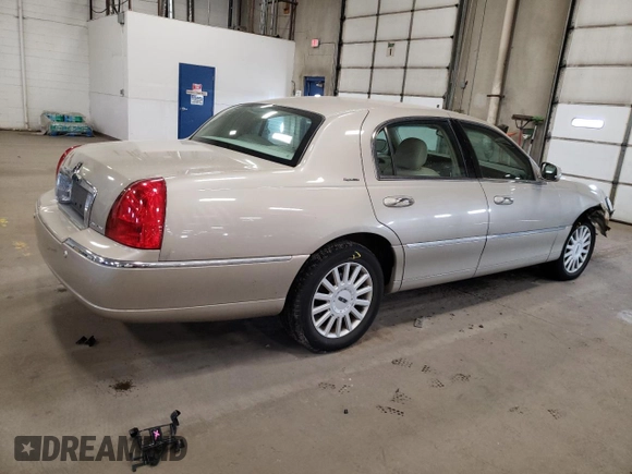 2005 Lincoln Town Car Signature z VIN 1LNHM81W55Y670818, wystawiony jako Copart lot #53279985 z przebiegiem 95 939 mil mil oraz Szkoda całkowita • Salvage title. Historia ofert i sprzedaży dostępna na DreamBid. Obrazek 3.