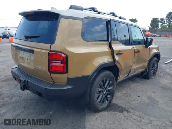 2025 Toyota Land Cruiser 1958 Edition z VIN JTEABFAJ8SK024963, wystawiony jako IAAI lot #41913954 z przebiegiem 3272 mil mil oraz . Historia ofert i sprzedaży dostępna na DreamBid. Obrazek 4.