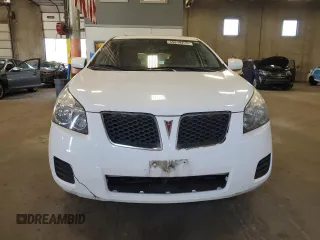 2010 Pontiac Vibe z VIN 5Y2SM6E03AZ420535, wystawiony jako Copart lot #55619275 z przebiegiem 172 026 mil mil oraz Czysty tytuł • Clean title. Historia ofert i sprzedaży dostępna na DreamBid. Obrazek 5.