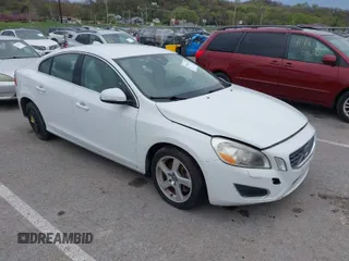 2013 Volvo S60 T5 Premier with VIN YV1612FS0D2207990, listed as a IAAI auction lot 41966652 with 101,335 mi miles. Bid and sale history available at carsss.com. Image 1.