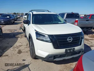 2024 Nissan Pathfinder SL z VIN 5N1DR3CB2RC266908, wystawiony jako IAAI lot #41441185 z przebiegiem 5 059 mil mil oraz . Historia ofert i sprzedaży dostępna na DreamBid. Obrazek 1.