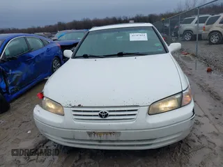 1999 Toyota Camry LE z VIN 4T1BF28K4XU931902, wystawiony jako IAAI lot #41707824 z przebiegiem 171 224 mil mil oraz . Historia ofert i sprzedaży dostępna na DreamBid. Obrazek 12.