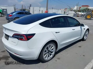 2022 Tesla Model 3 Long Range z VIN 5YJ3E1EB9NF113601, wystawiony jako IAAI lot #42173612 z przebiegiem 95 454 mil mil oraz . Historia ofert i sprzedaży dostępna na DreamBid. Obrazek 4.
