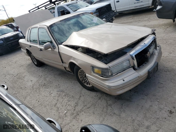 1997 Lincoln Town Car Executive with VIN 1LNLM81W4VY740724, listed as a Copart auction lot 71212153 with 251,543 mi miles and Salvage Title. Bid and sale history available at carsss.com. Image 4.